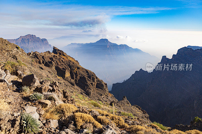 从拉帕尔马火山喷发，康伯雷Vieja喷气孔，从Roque de los Muchachos观看。喷发柱被驱逐(2021年10月15日)